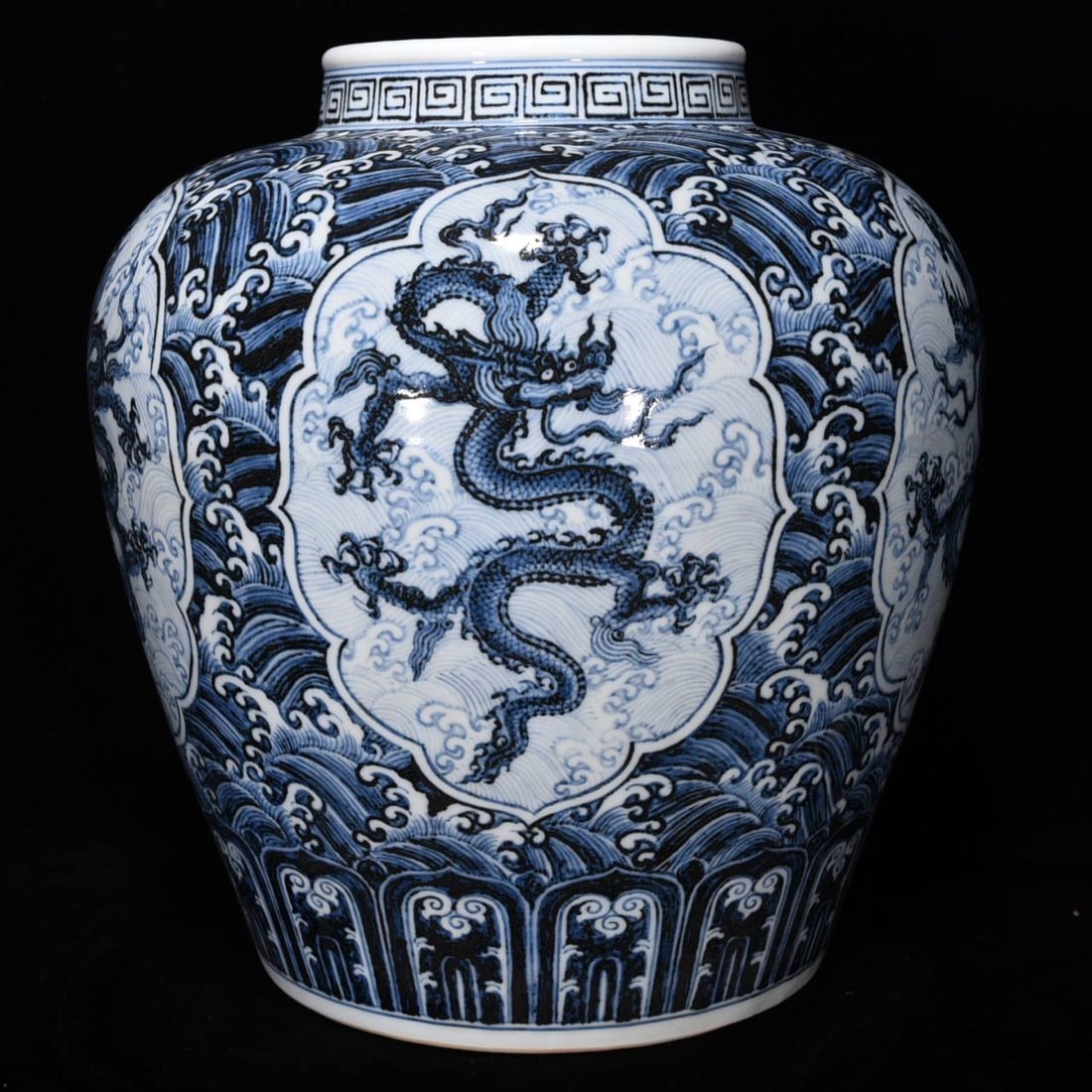 Ming Xuande blue and white dragon-patterned jar: Ming Xuande blue and white dragon-patterned jar, dimensions: 33*32 cm