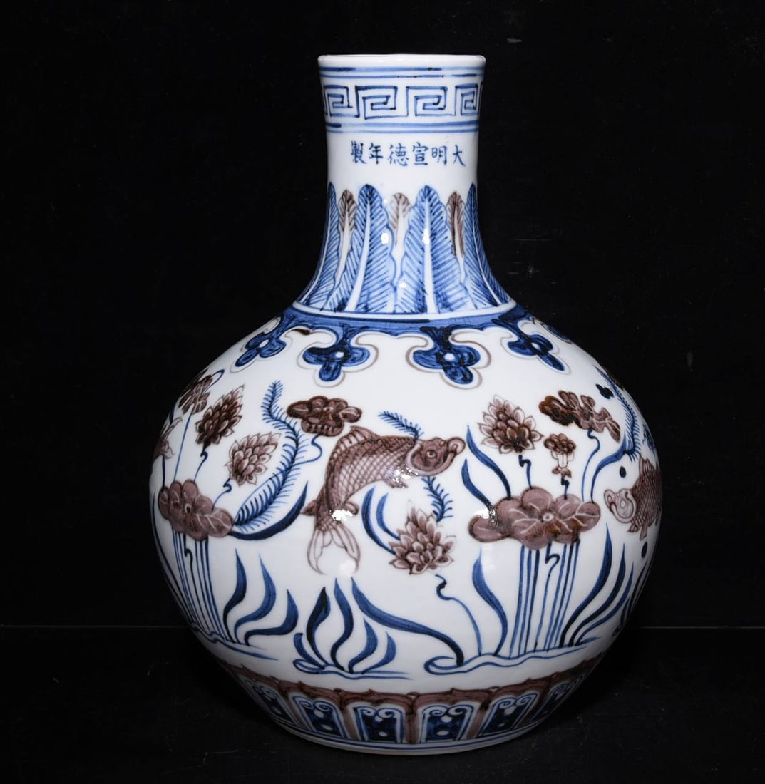 Ming Xuande blue and white underglaze red fish and algae pattern celestial globe vase: Ming Xuande blue and white underglaze red fish and algae pattern celestial globe vase, dimensions 28*23 cm