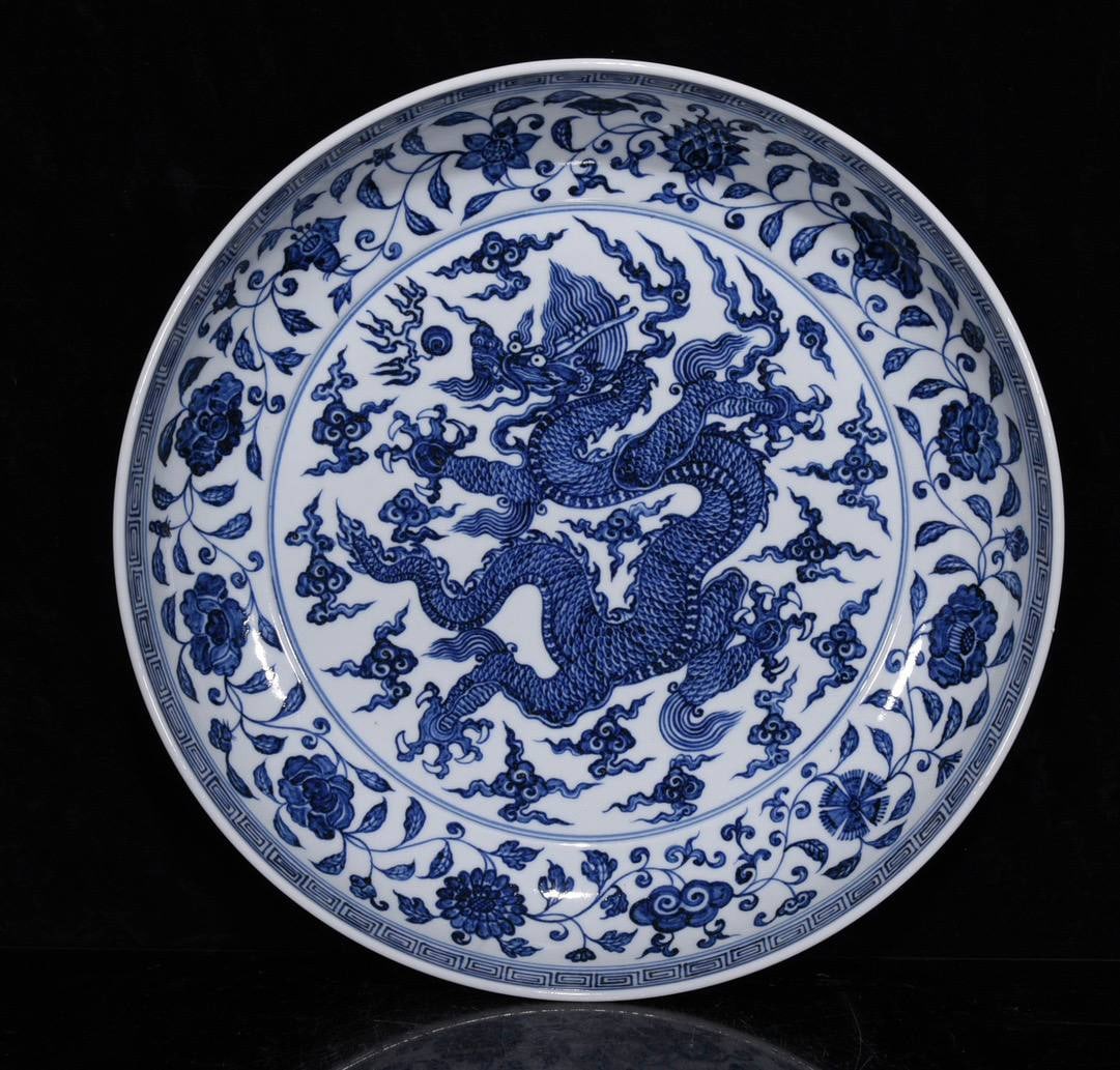 Ming Yongle blue and white dragon pattern plate: Ming Yongle blue and white dragon pattern plate, dimensions: 7*40 cm