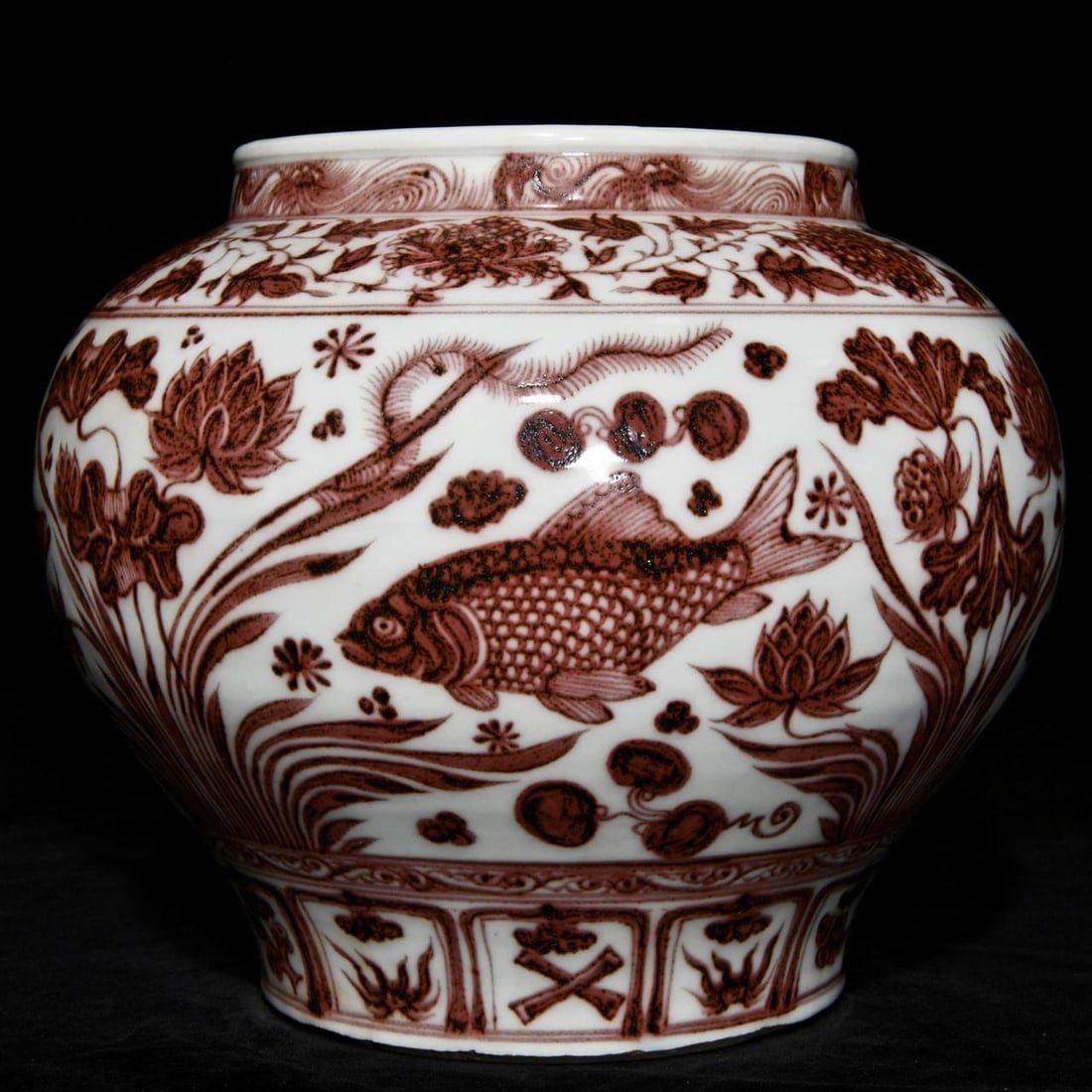 Yuan Dynasty underglaze red fish and algae pattern jar: Yuan Dynasty underglaze red fish and algae pattern jar, height 27.3cm, diameter 33cm