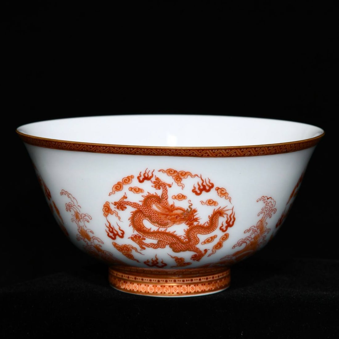 Qing Dynasty Qianlong period iron-red and gold-painted five-dragon bowl: Qing Dynasty Qianlong period iron-red and gold-painted five-dragon bowl, 6.2cm high and 12cm in diameter.