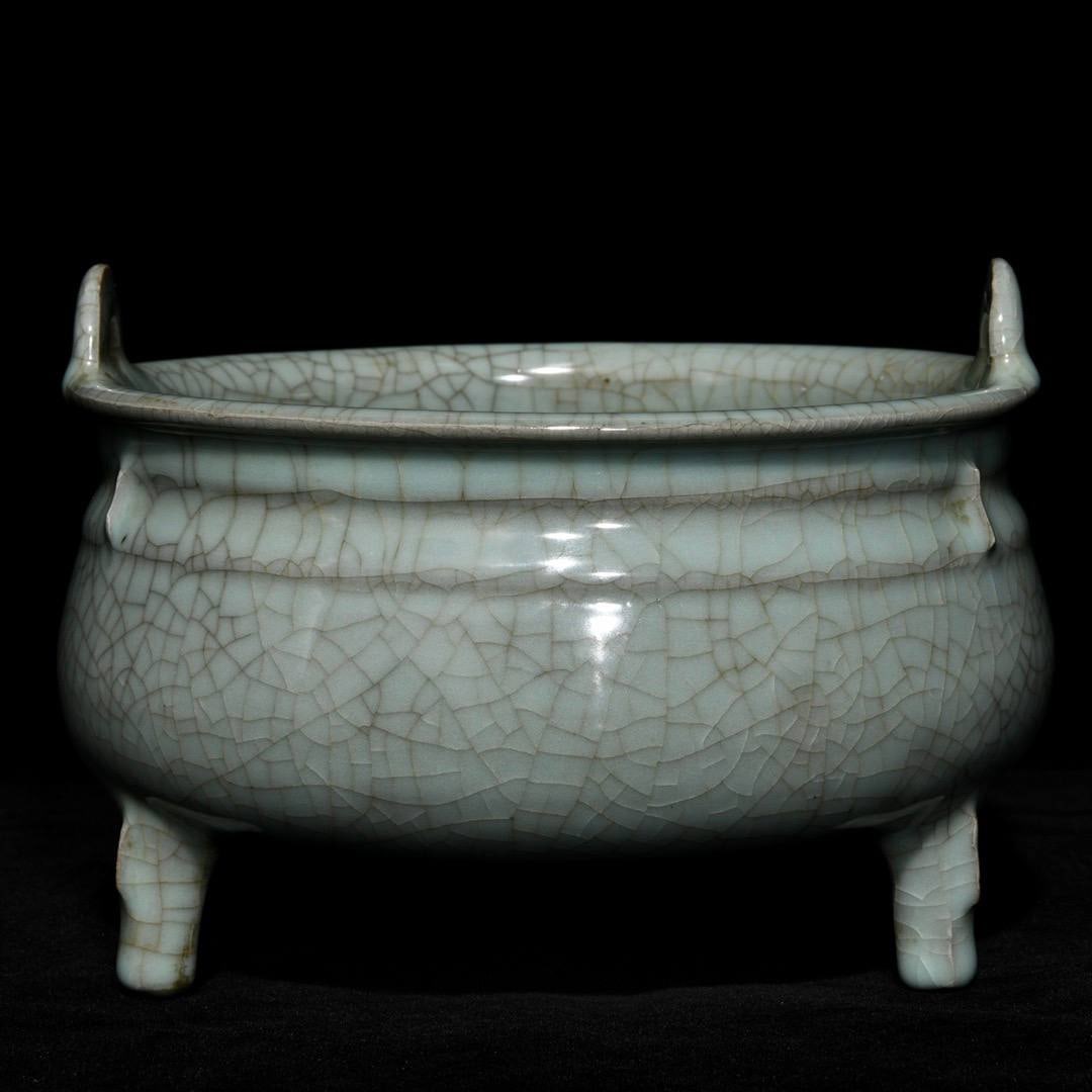 Southern Song Dynasty official porcelain tripod censer with double handles: Southern Song Dynasty official porcelain tripod censer with double handles, 14.5cm high and 20cm in diameter.