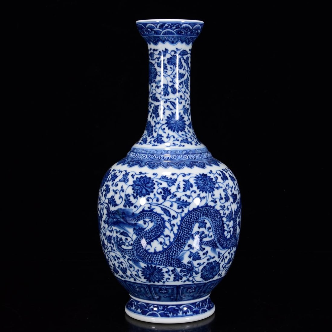 A Qing Dynasty Qianlong period blue and white porcelain vase with dragon and floral design: A Qing Dynasty Qianlong period blue and white porcelain vase with dragon and floral design, 33 x 16 cm.