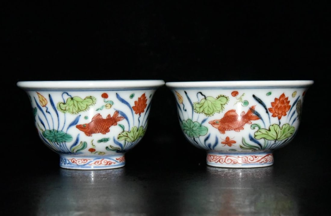 A pair of Ming Dynasty Xuande period polychrome fish and algae pattern cups: A pair of Ming Dynasty Xuande period polychrome fish and algae pattern cups 5.2×9.2cm