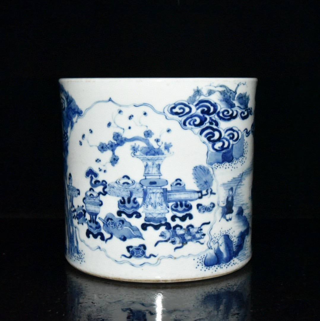 A blue and white porcelain brush pot depicting figures and scenes from the Kangxi period: A blue and white porcelain brush pot depicting figures and scenes from the Kangxi period of the Qing Dynasty. 17x18.2cm