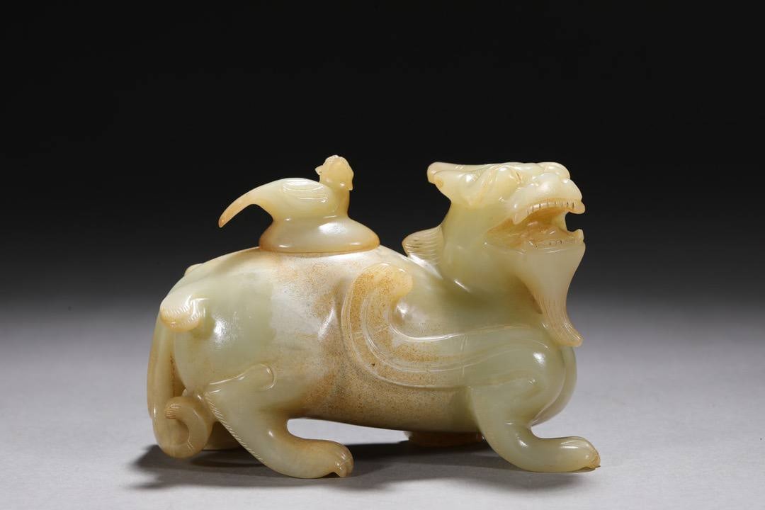 Song and Yuan Dynasty Hetian Jade Tianlu Water Dropper: Song and Yuan Dynasty Hetian Jade Tianlu Water Dropper Specifications Height 8.8cm, Length 12cm, Width 7cm, Weight 550gDetailsThis water dropper is made of Hetian jade, with a warm and lustrous textur