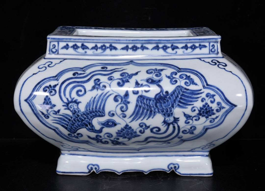 The Ming Xuande period blue and white phoenix-patterned incense burner: The Ming Xuande period blue and white phoenix-patterned incense burner measures 18*28.5*20 cm.
