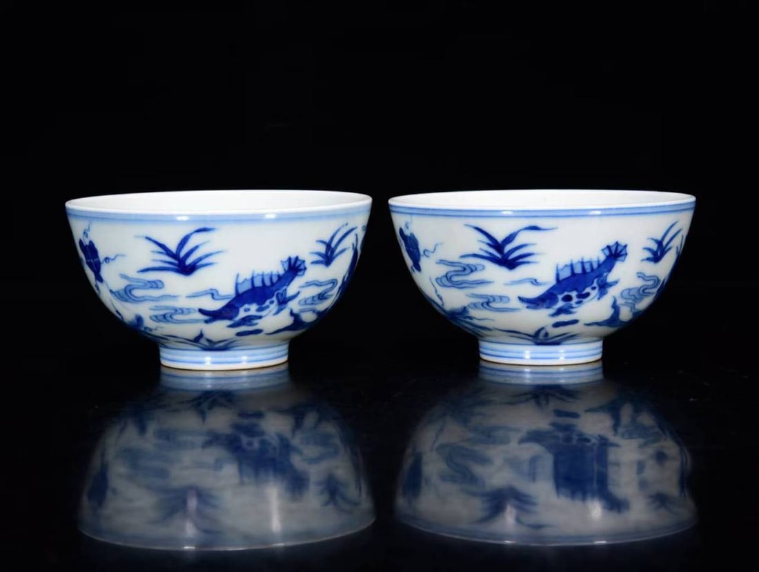 A small blue and white porcelain bowl with fish design from the Yongzheng period of the Qing dynasty: A small blue and white porcelain bowl with fish design from the Yongzheng period of the Qing dynasty, measuring 4*8 cm.