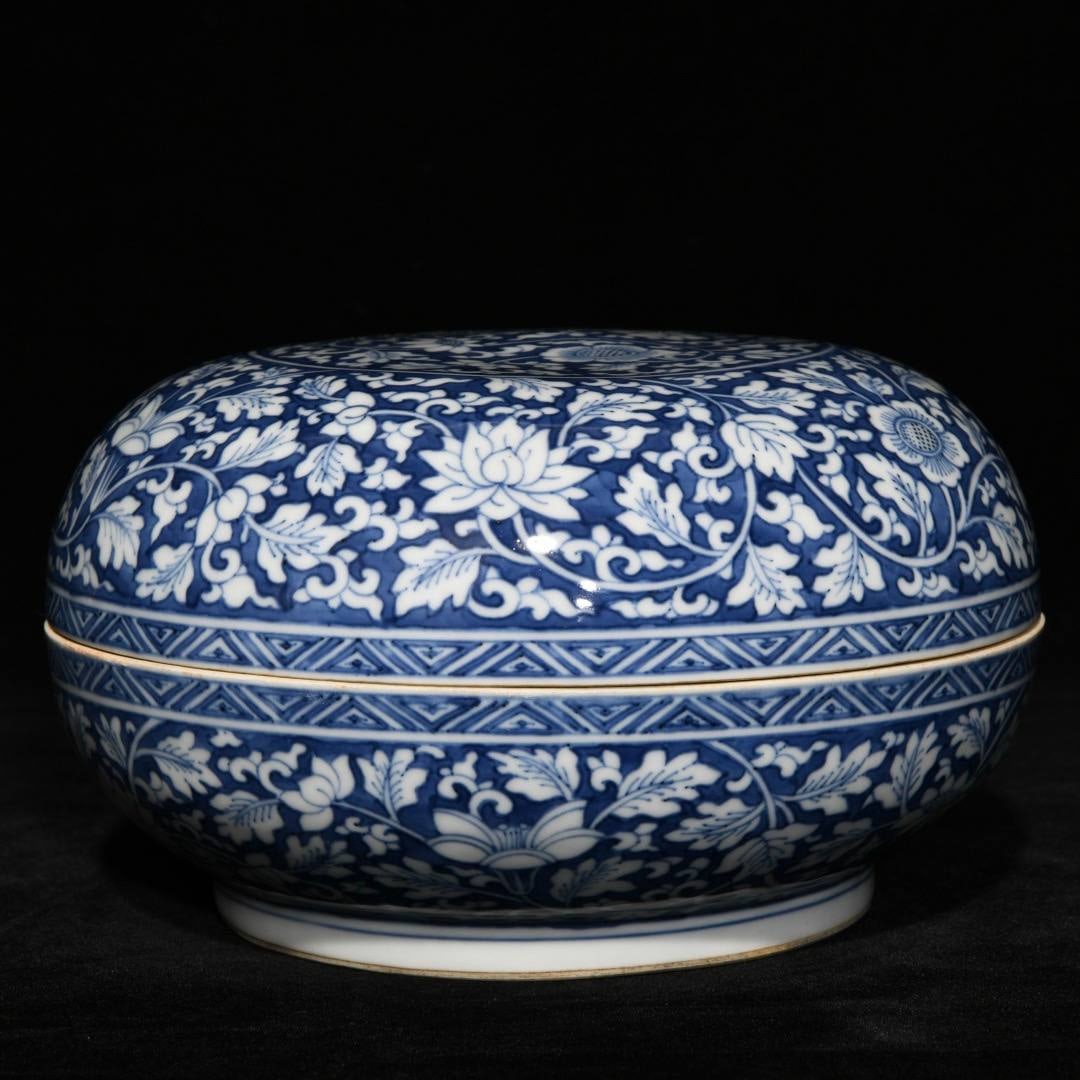 enamel-painted fish-patterned bowl from the Yongzheng period of the Qing dynasty: enamel-painted fish-patterned bowl from the Yongzheng period of the Qing dynasty, measuring 7.8 x 16.5 cm.
