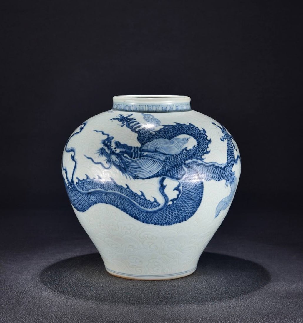 Ming Dynasty Hongxi period carved blue and white dragon pattern jar: Ming Dynasty Hongxi period carved blue and white dragon pattern jar, dimensions: height 34 cm, width 36 cm.