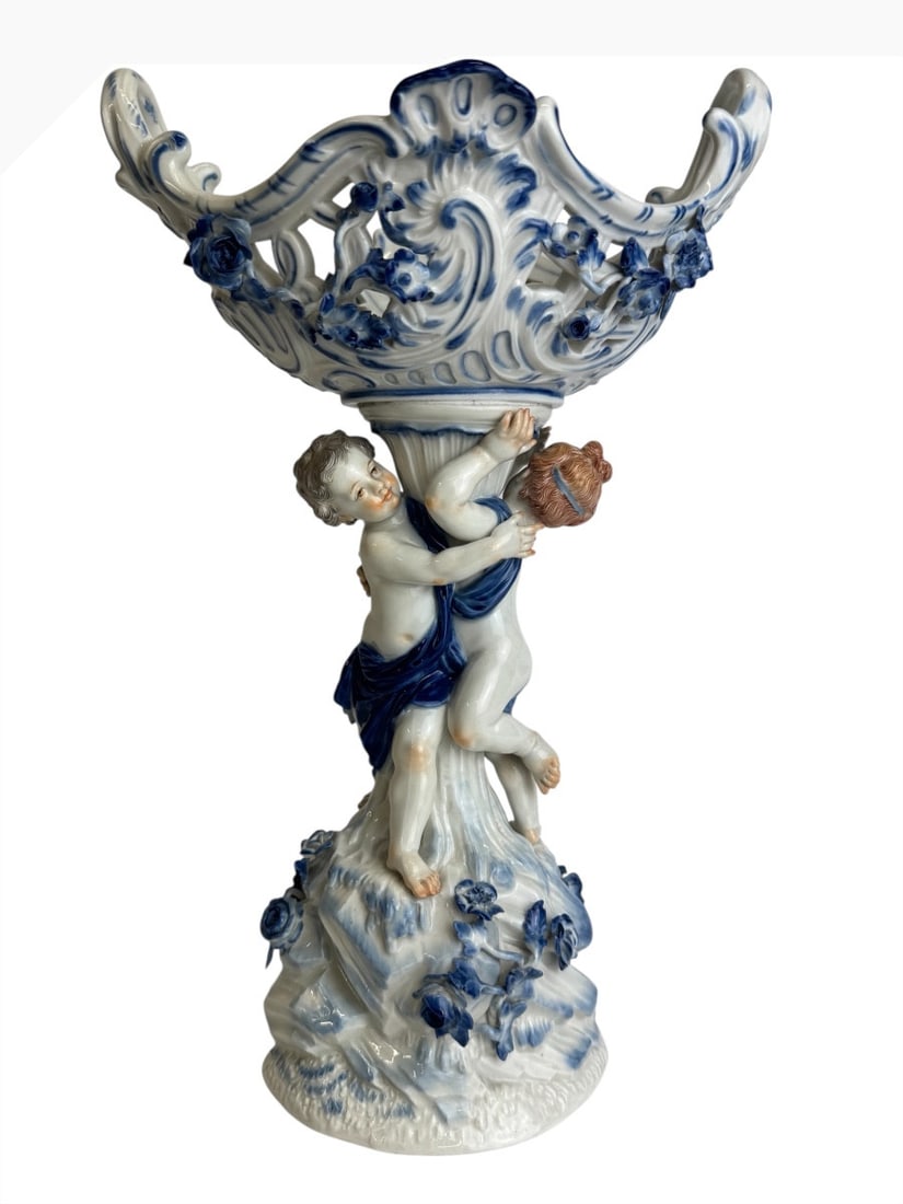 Meissen - Porcelain centerpiece decorated with two cupids: Meissen porcelain centerpiece decorated with two cupids. Model created by Johann Joachim Kaendler between 1764 and 1766. Marked with blue crossed swords and numbered A59, 20th century. Model reproduce