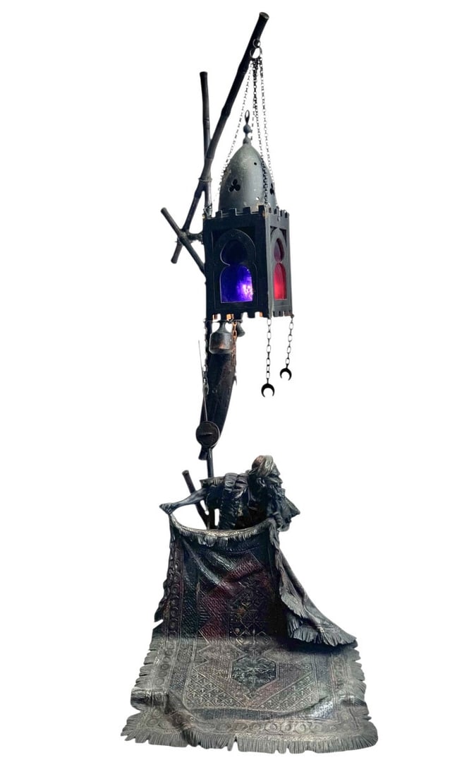 Franz Bergmann - Bronze lamp from Vienna, carpet merchant.: A cold-painted bronze lamp in the Orientalist style then fashionable in Vienna at the beginning of the 20th century, depicting a carpet merchant beneath a hanging lantern. The lantern contains red, or