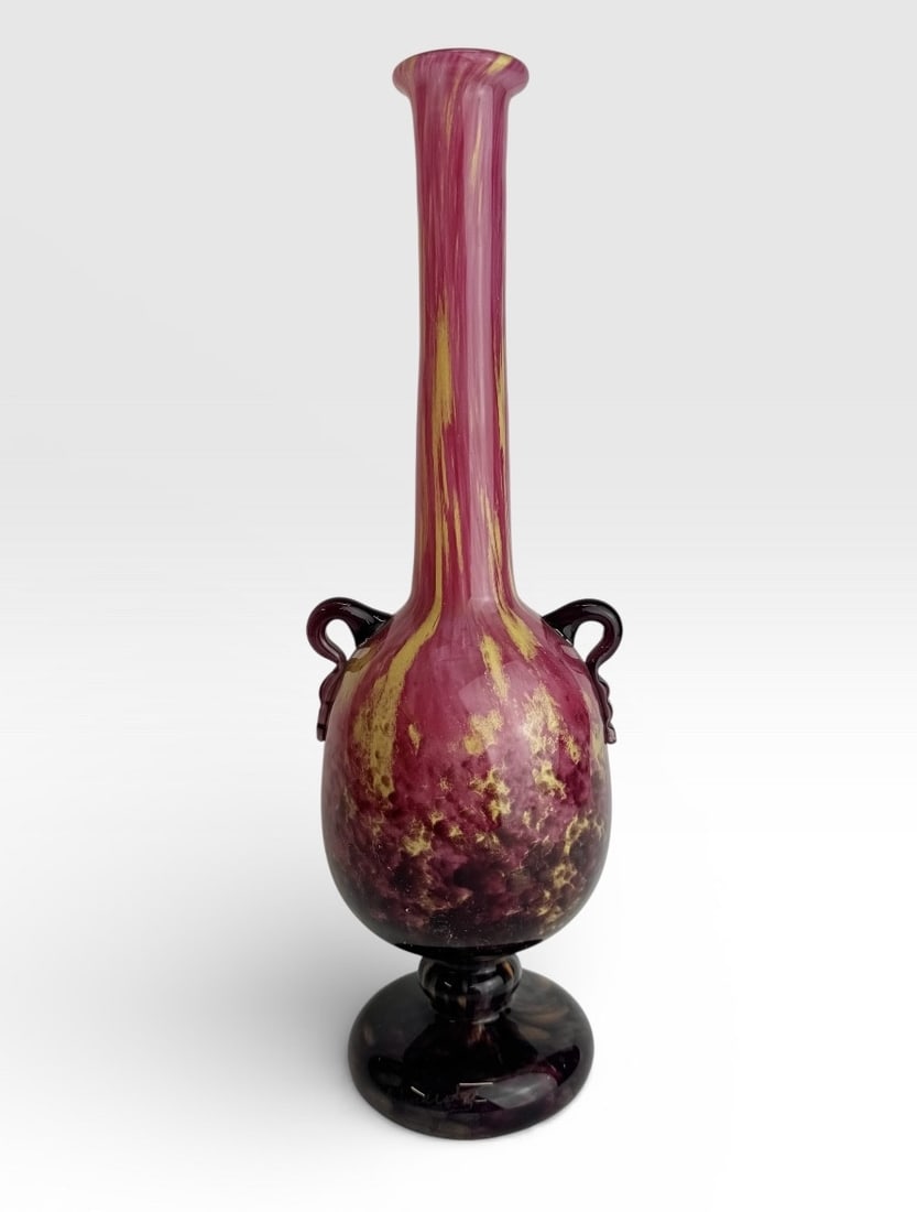Art Deco Charles Schneider, soliflore vase: A marbled glass soliflore vase on a dark burgundy pedestal base, with the upper section in burgundy and pink powdered with yellow. The hot powdering of oxides between two layers of glass creates vibra