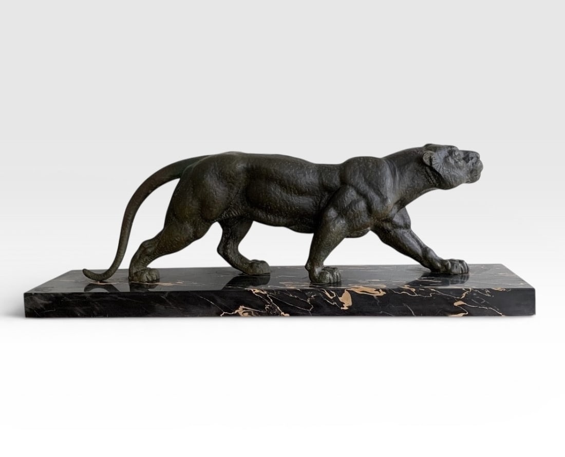 DH Chiparus - Art Deco Panther: Art Deco sculpture of a walking panther in cast iron with a beautiful dark green patina. Rests on a Portoro marble base. Signed on the base: DH Chiparus. Overall dimensions: 25 x 16 x 75 cm