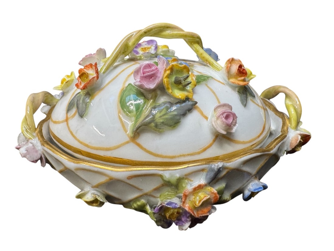 MEISSEN - SMALL BOX WITH LID: Small Meissen porcelain basket-shaped box with a lid and two handles, decorated with flowers on the outside and painted with flowers on the inside. Marked with blue crossed swords, numbered 3 and 105,