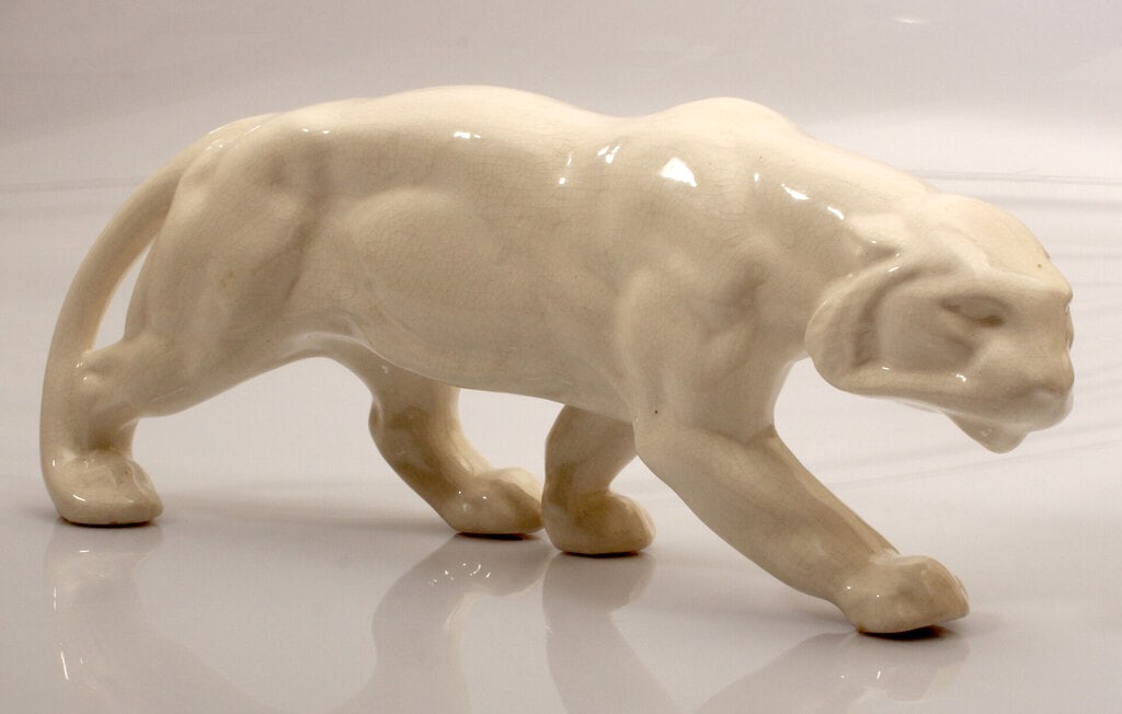 Faience figure ''Leopard'' Kuznetsov Porcelain Factory: 1937-1940. Kuznetsov porcelain factory Riga. Faience, white glaze. 18x45 cm