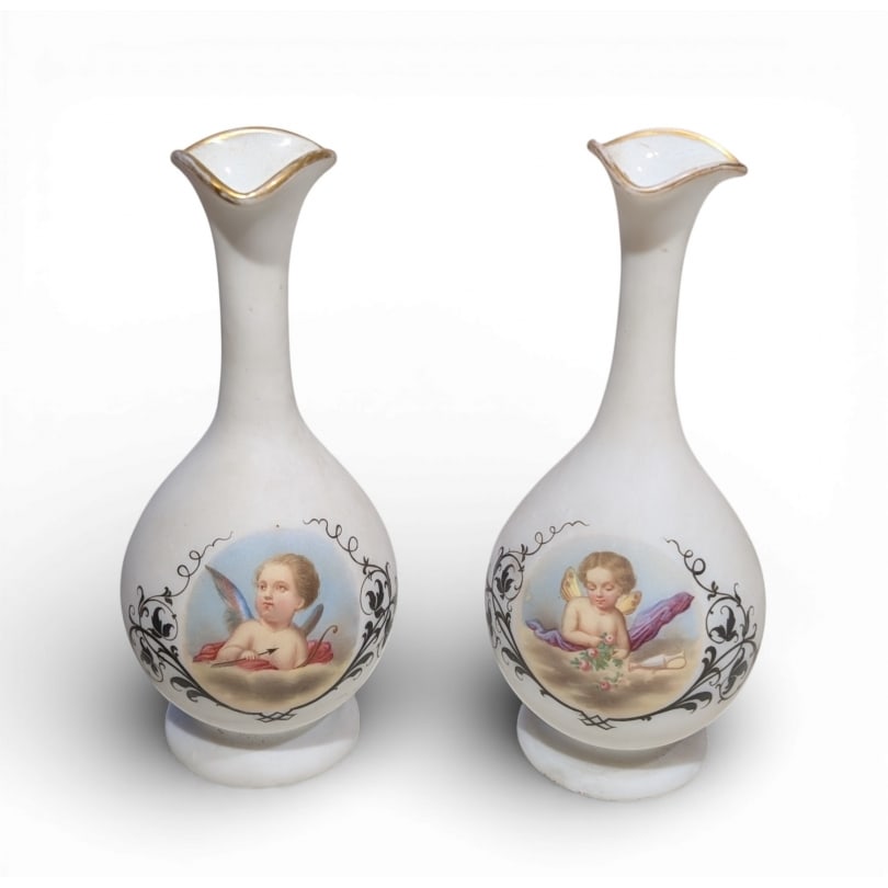 French 19th century Pair of opaline glass vases with angels: Pair of white opaline vases decorated with angelsOrigin: FrancePeriod: 19th centuryMaterials: OpalineDimensions: Height 21 x Diameter 9 cm
