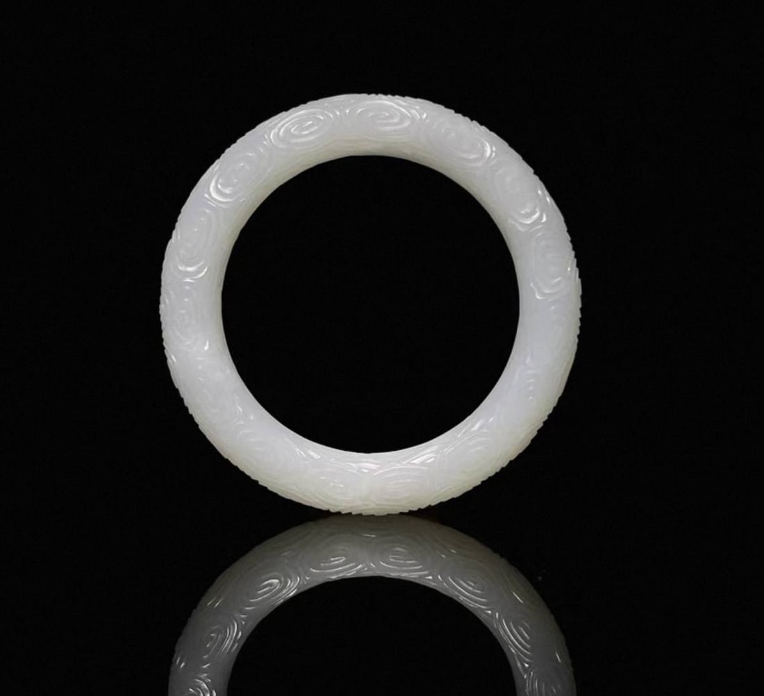 Hetian jade auspicious cloud and cloud pattern bracelet.: Inner diameter 5.5 cm, width 1.1 cm.