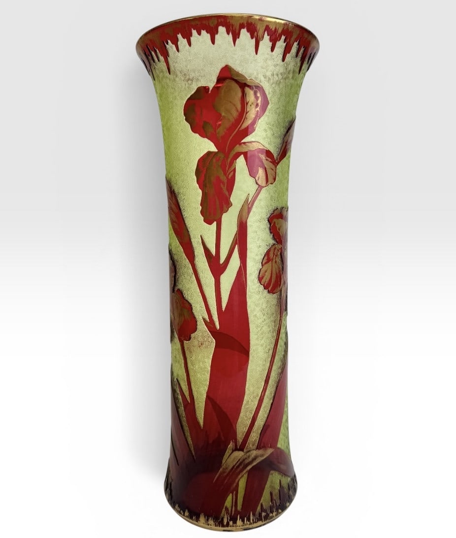 BACCARAT - LARGE VASE WITH IRIS DECORATION - 40CM: Large Baccarat crystal vase with two layers, entirely acid-etched, with a yellow-green granite base, finely engraved and highlighted with gold in a design of iris flowers. The decoration and colors ar