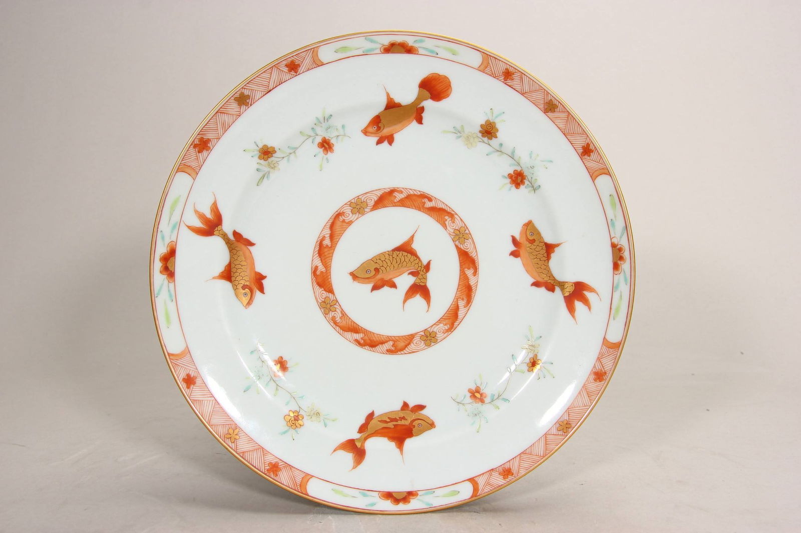 A Qing Dynasty Tongzhi period iron-red and gold-painted fish and algae pattern plate: A Qing Dynasty Tongzhi period iron-red and gold-painted fish and algae pattern plate, 21.2 cm in diameter.