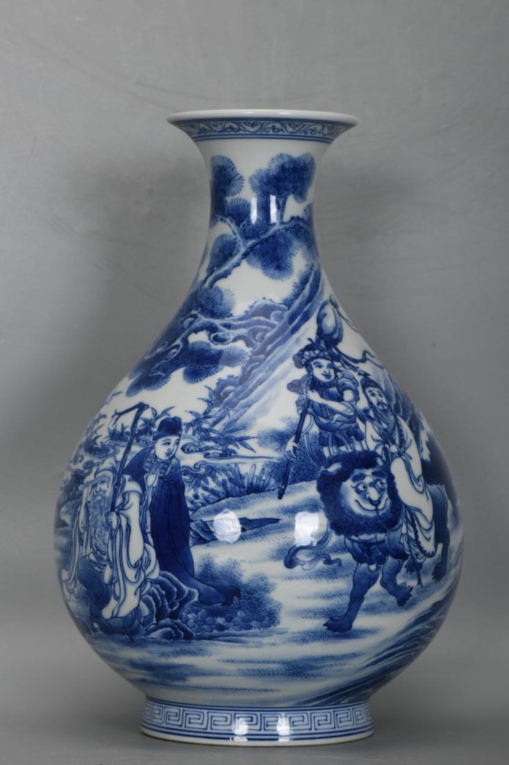 A blue and white porcelain vase with figures from the Qianlong period of the Qing Dynasty: A blue and white porcelain vase with figures from the Qianlong period of the Qing Dynasty, 30.2 cm high, 19.4 cm in diameter at the belly.