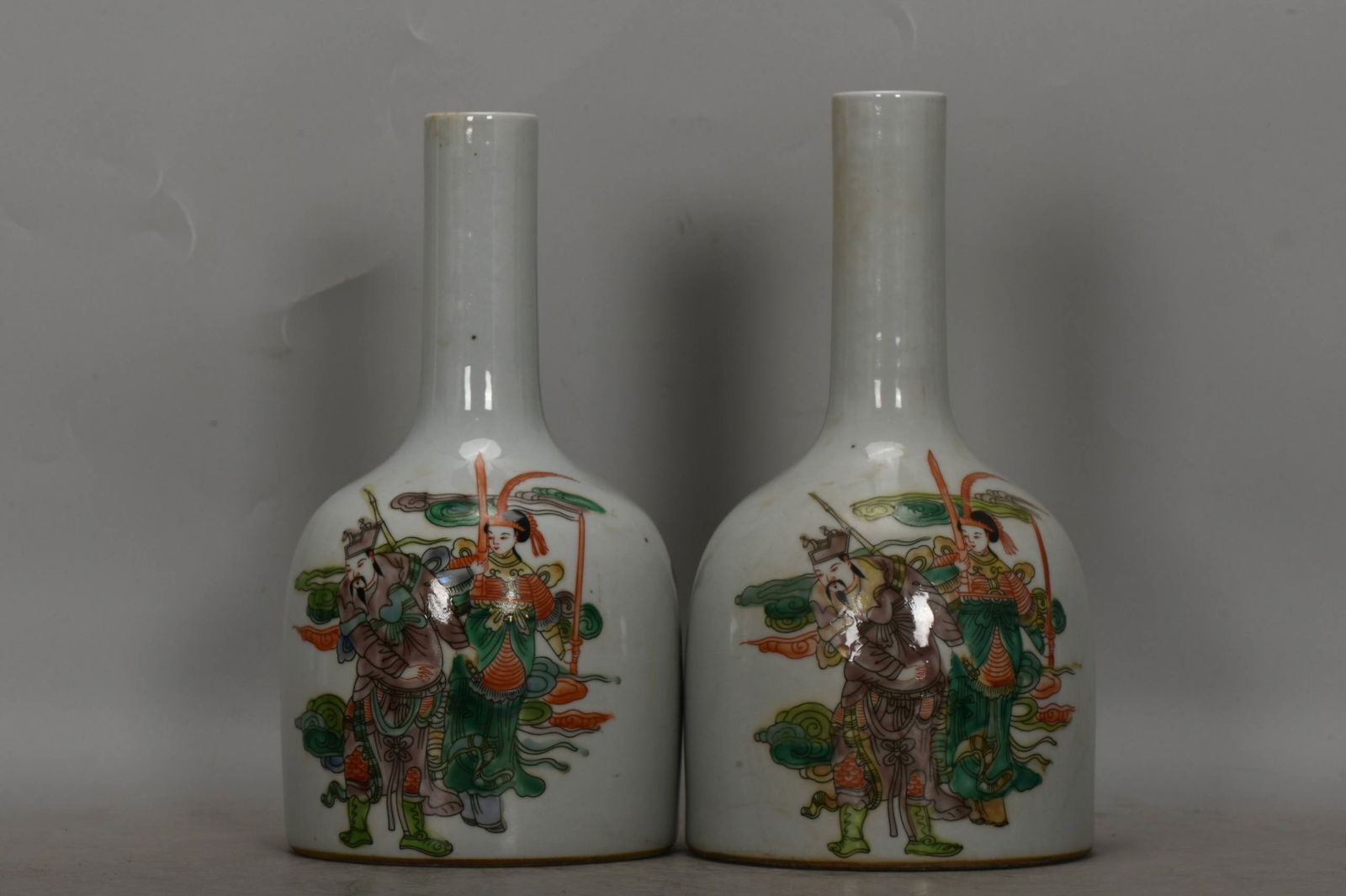 antique A Kangxi period (1620-1625) painted vase with figures and a bell-shaped base: A Kangxi period (1620-1625) antique painted vase with figures and a bell-shaped base, 22.6 cm high and 12.3 cm in diameter at the base.