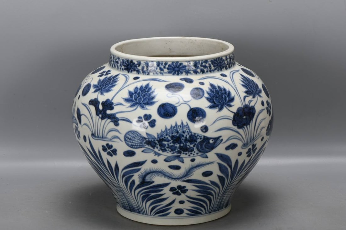 A Yuan Dynasty blue-and-white porcelain fish-shaped bath pot,: A Yuan Dynasty blue-and-white porcelain fish-shaped bath pot, 28 cm high, 32.6 cm in belly diameter, and 19 cm in base diameter.
