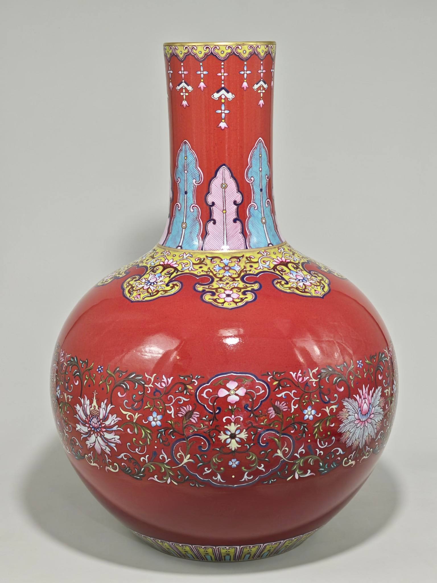A celestial globe vase with a red glaze pattern made during the Qianlong period of the Qing Dynasty: A celestial globe vase with a red glaze pattern made during the Qianlong period of the Qing Dynasty, measuring 57 cm in height and 40 cm in diameter.