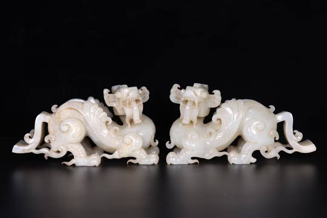 a pair of Hetian jade animal figurines.: a pair of Hetian jade animal figurines.The jade is fine-grained with a thick patina; details are shown in the pictures.Length 17.5 cm, width 7 cm, height 10 cm, weight 995 grams each.