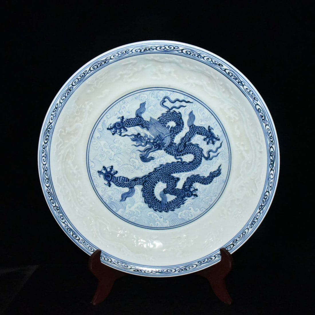 A blue and white porcelain plate with a dragon and sea wave design from the Xuande period: A blue and white porcelain plate with a dragon and sea wave design from the Xuande period of the Ming Dynasty 6×40.8cm