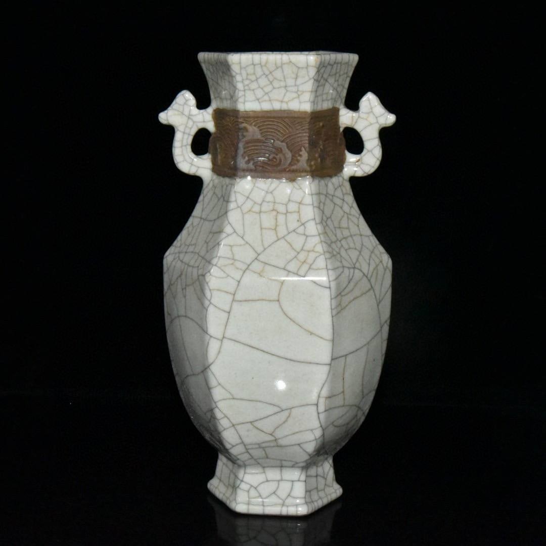 A Qianlong period (1736-1745) Ge ware hexagonal vase with crackled glaze and two handles: A Qianlong period (1736-1745) Ge ware hexagonal vase with crackled glaze and two handles 22.5 x 12 cm