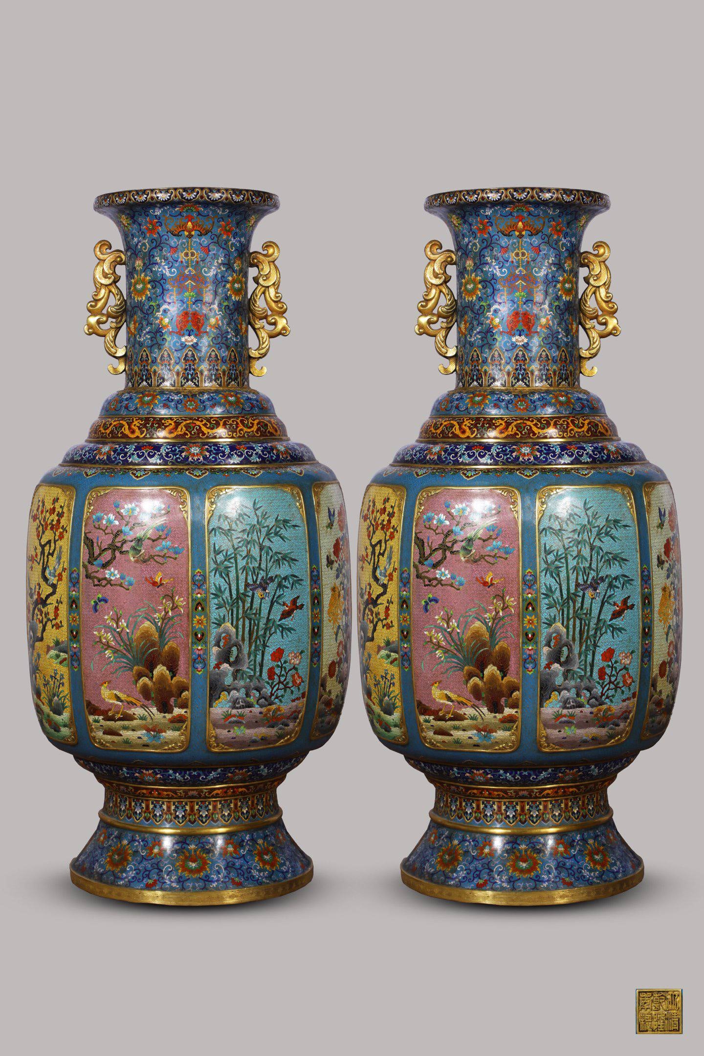 A pair of Qing Dynasty cloisonné enamel vases with floral and bird designs and dragon-shaped: A pair of Qing Dynasty cloisonné enamel vases with floral and bird designs and dragon-shaped handles.size: Height 114cm, Diameter 56cm, Weight approx. 80kgMade in the Qianlong Reign of the Great Qing