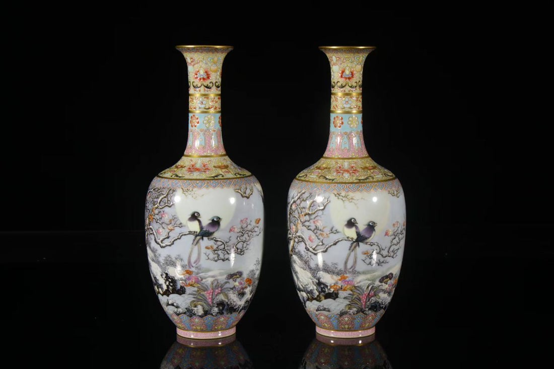 A Qing Dynasty Qianlong period famille rose enamel vase depicting Guanyin with flowers and birds: A Qing Dynasty Qianlong period famille rose enamel vase depicting Guanyin with flowers and birds, measuring 21.5 cm in height, 4 cm in mouth diameter, and 4.5 cm in base diameter.