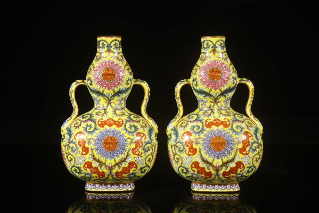pair vases A yellow gourd with double handles from the Qianlong period of the Qing dynasty: A yellow gourd with double handles from the Qianlong period of the Qing dynasty, measuring 17.5 cm in height, 2.8 cm in mouth, and 5.5 cm in base.