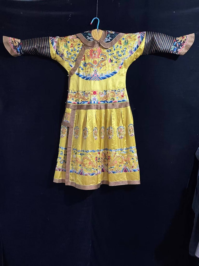 Antiques Handmade Embroidery and Weaving - Emperor's Dragon Robe: Length 150 cm, sleeve length 185 cm, chest circumference 65 cm, hem 110 cm, embroidered with gold dragon.
