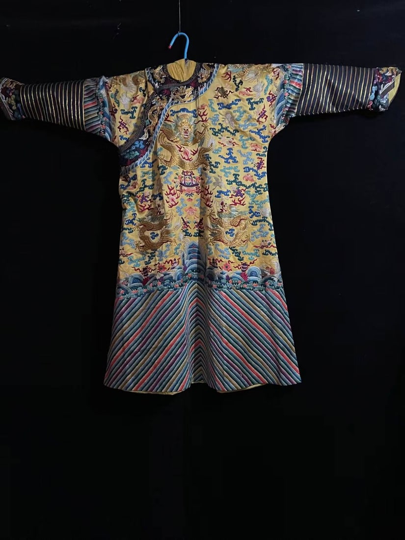 Antiques Qianlong Qing Dynasty Handmade Silk Embroidered Dragon Robe: Length of garment: 135 cm, length of sleeves: 190 cm, chest circumference: 70 cm, hemline: 100 cm, intricate gold embroidery depicting a dragon.