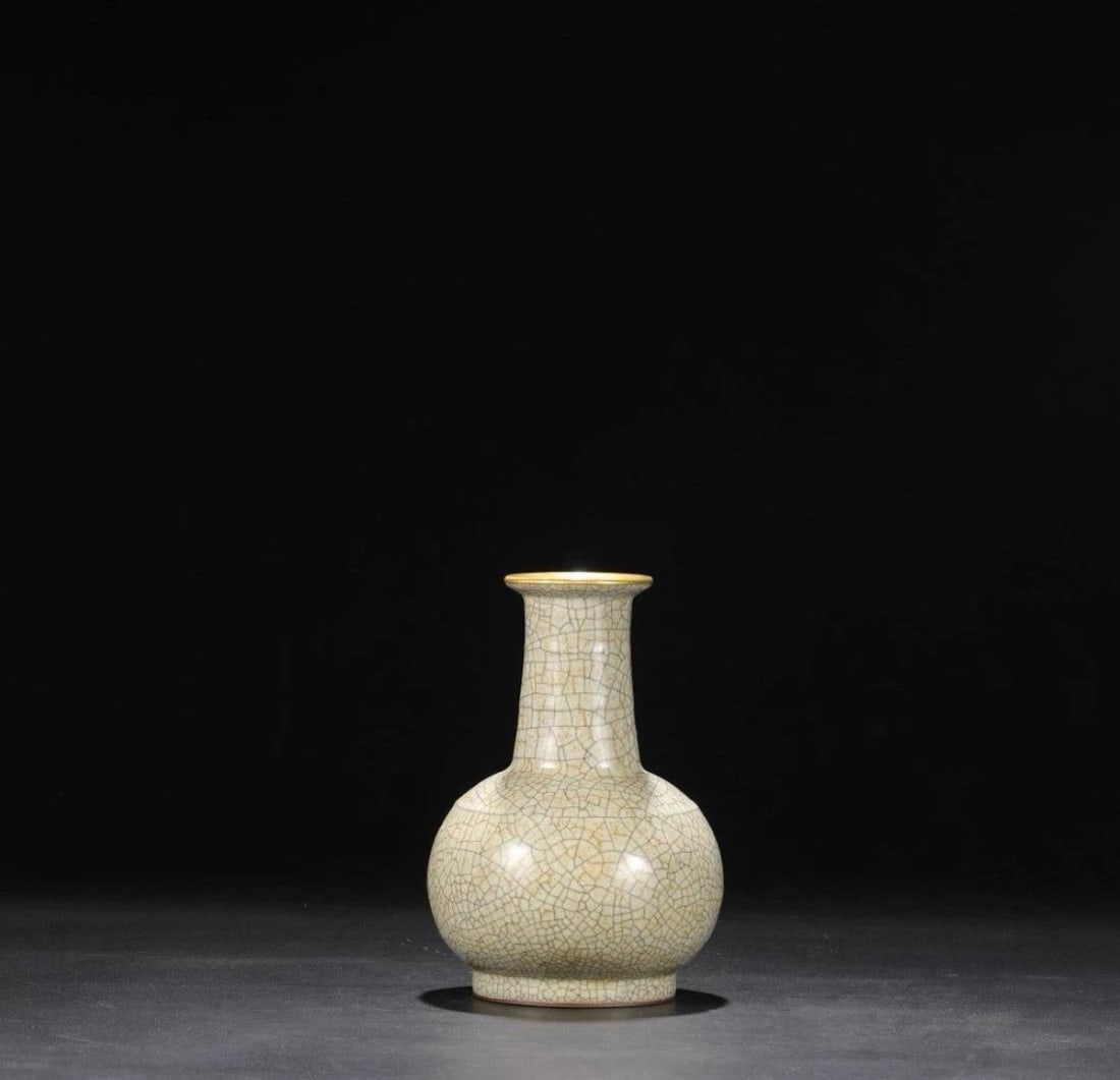 A Chinese LongQuan-Kiln Celadon Vase Southern Song Dynasty.: a Northern Song Dynasty Ge ware vase with a beige glaze and a gold-rimmed mouth, used by the imperial court and decorated with string patterns, bearing an inscription by Emperor Qianlong. Dimensions: