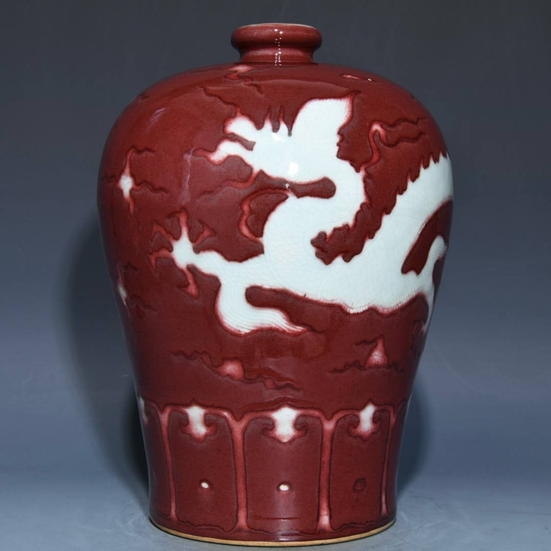 Ming Dynasty Xuande period sacrificial red and white dragon-patterned plum vase: Ming Dynasty Xuande period sacrificial red and white dragon-patterned plum vase, 33cm high, 25cm in diameter