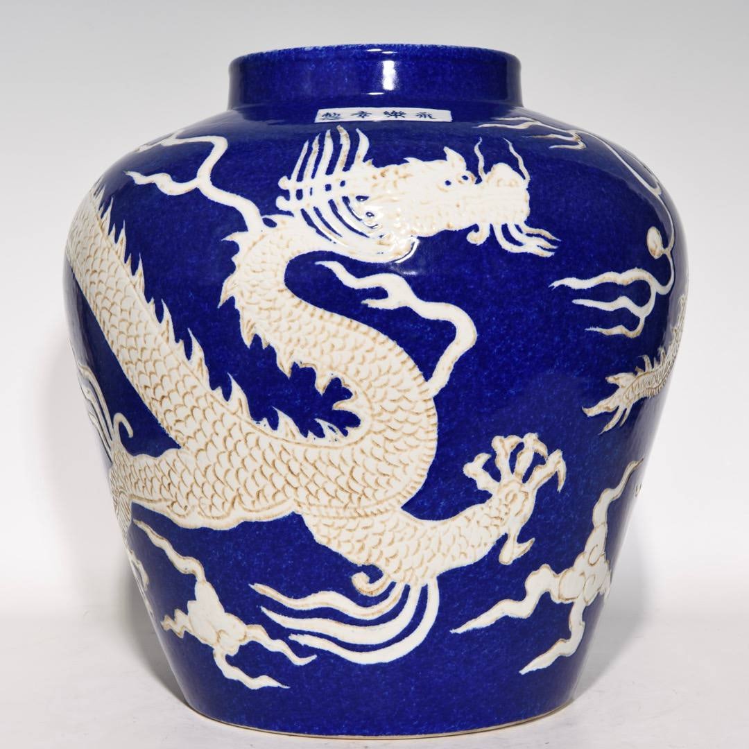 Ming Dynasty, Yongle period, snowflake blue and white dragon pattern jar: Ming Dynasty, Yongle period, snowflake blue and white dragon pattern jar, height 31.8cm, diameter 32cm