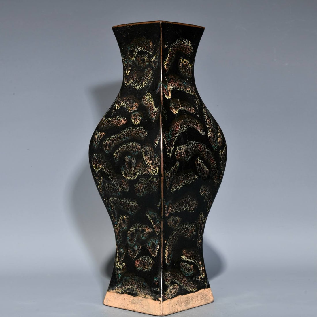A square vase with a transmutation glaze from the Jian kiln of the Song Dynasty: A square vase with a transmutation glaze from the Jian kiln of the Song Dynasty, 35.5cm high and 12.8cm in diameter.