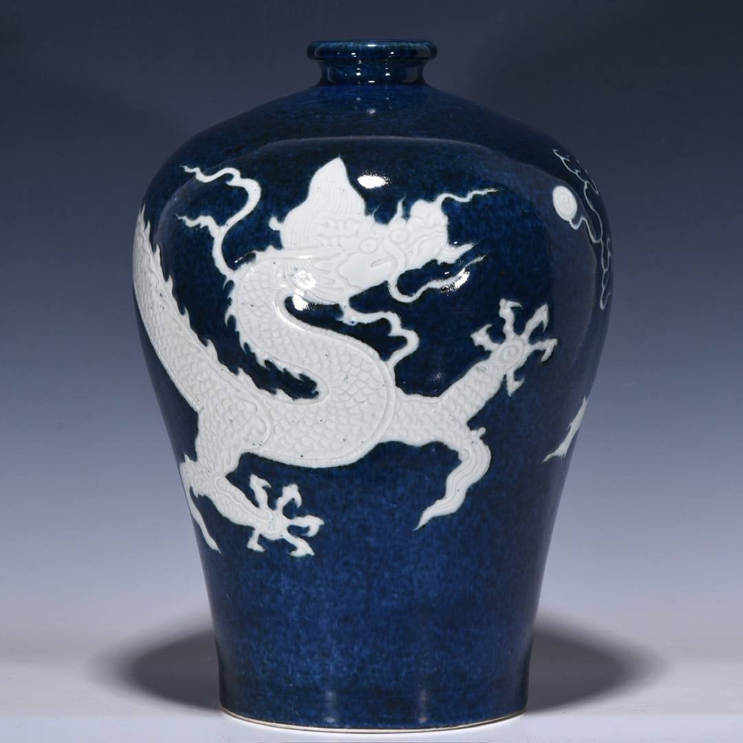A Ming Dynasty Xuande period blue-and-white dragon-patterned plum vase: A Ming Dynasty Xuande period blue-and-white dragon-patterned plum vase, 34 cm high and 23 cm in diameter.