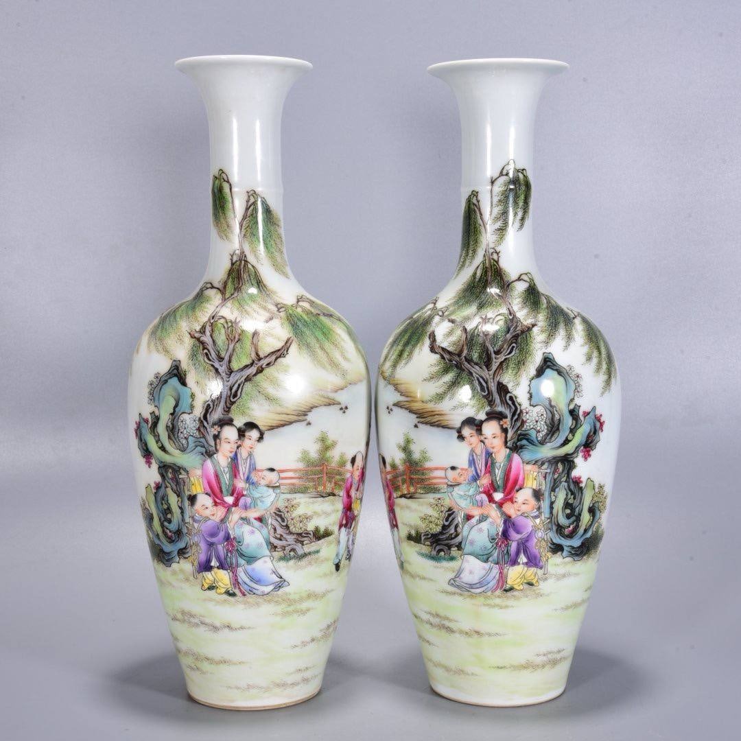 A long-necked vase with famille rose decoration of ladies from the Qianlong period (1 of 9)
