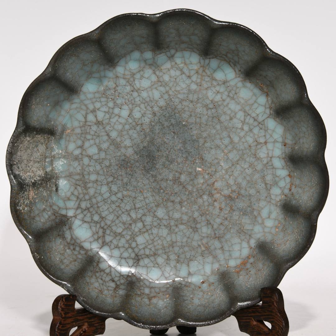 A Guan-style porcelain chrysanthemum-petal-shaped washer with crackle glaze: A Guan-style porcelain chrysanthemum-petal-shaped washer with crackle glaze, 4.5cm high and 18.3cm in diameter.