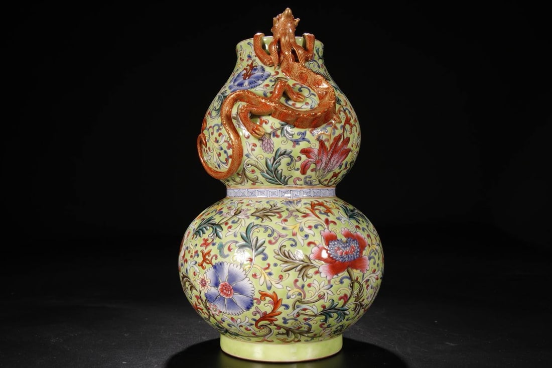 Qing Dynasty, Qianlong Period Green-ground gourd-shaped vase with coiled dragon design (1 of 7)