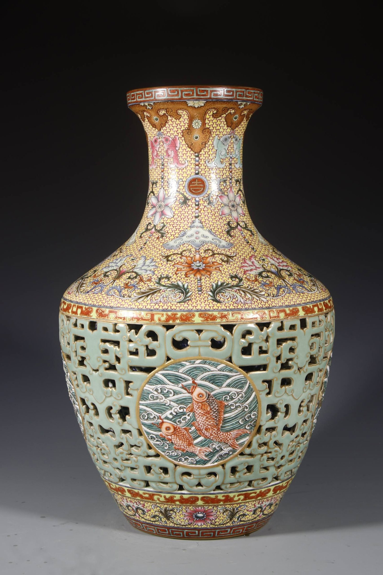 A finely crafted, gilded openwork fish-shaped vase from the Qianlong period: A finely crafted, gilded openwork fish-shaped vase from the Qianlong period of the Qing dynasty, measuring 42 cm in height, 12.5 cm in mouth diameter, and 13.5 cm in base diameter.