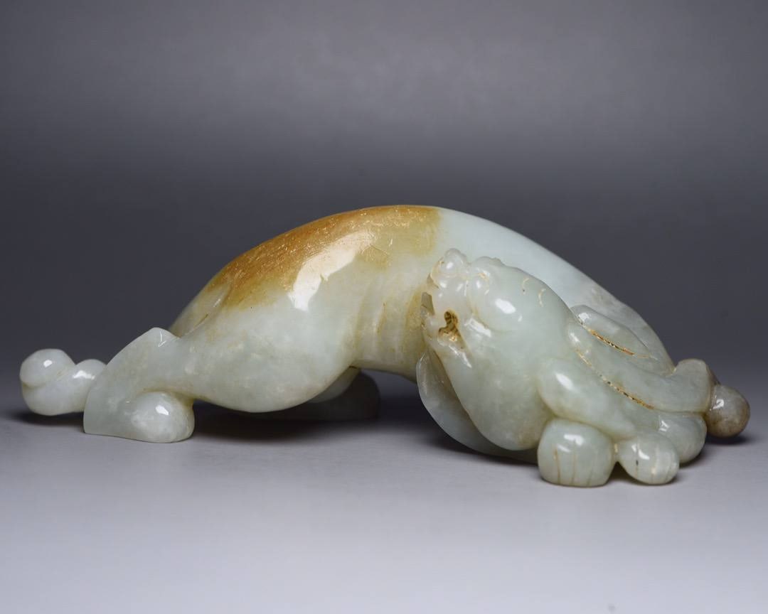 Hetian Jade Beast: Hetian Jade Beast Dimensions: 14×6.8×3.7 cm, Weight: 322 grams.