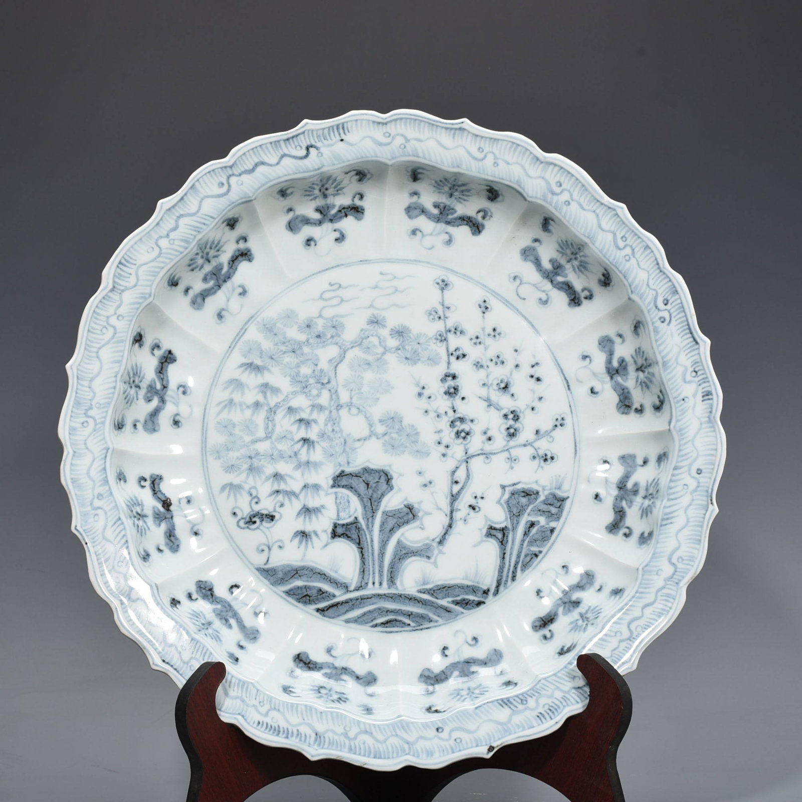 Ming Dynasty, Hongwu period, blue and white porcelain dish with pine (1 of 7)