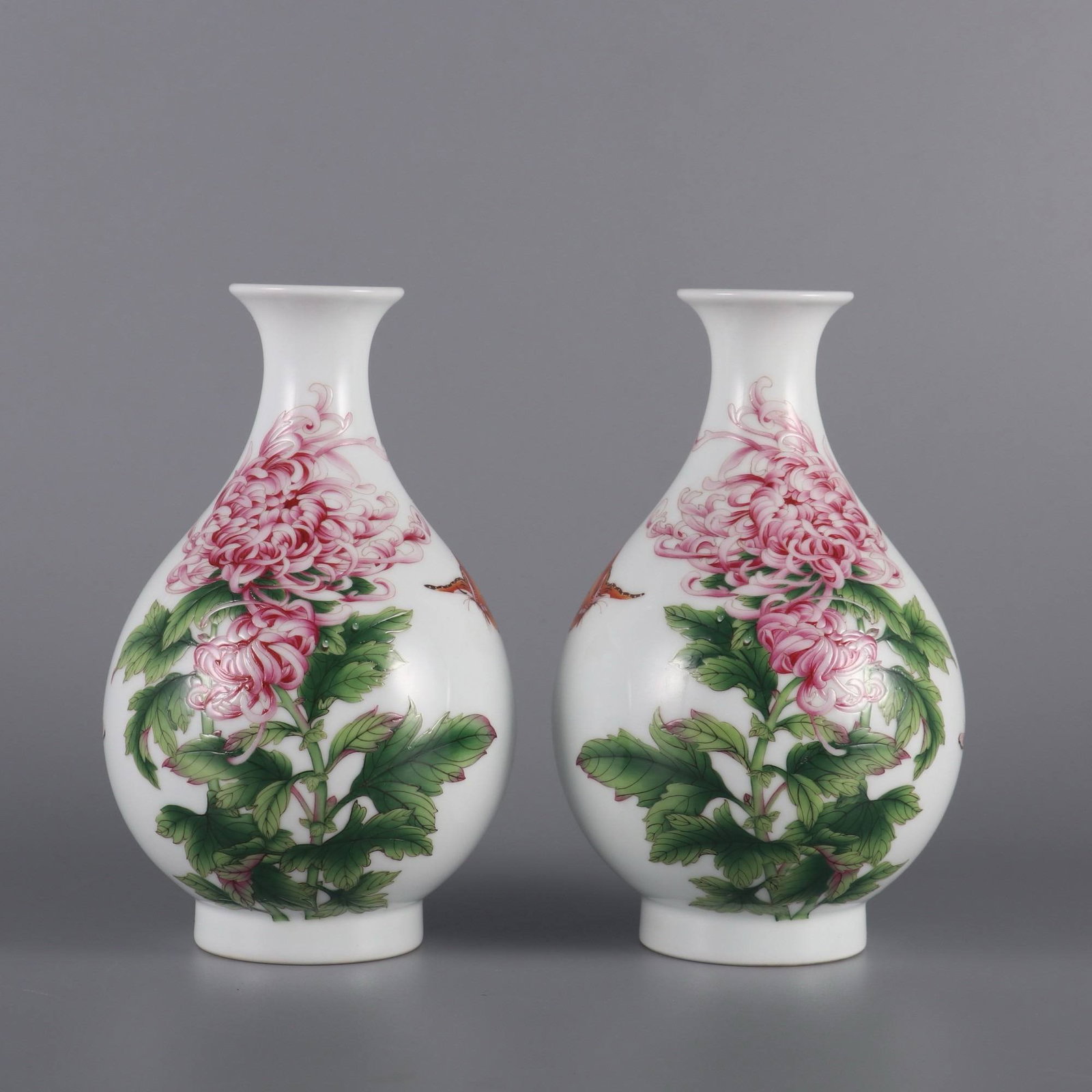 A pair of Qing Dynasty Qianlong period famille rose enamel chrysanthemum-patterned Yuhuchun vases: A pair of Qing Dynasty Qianlong period famille rose enamel chrysanthemum-patterned Yuhuchun vases. Dimensions: Height 17 cm, Belly diameter 10 cm, Mouth diameter 4.5 cm.