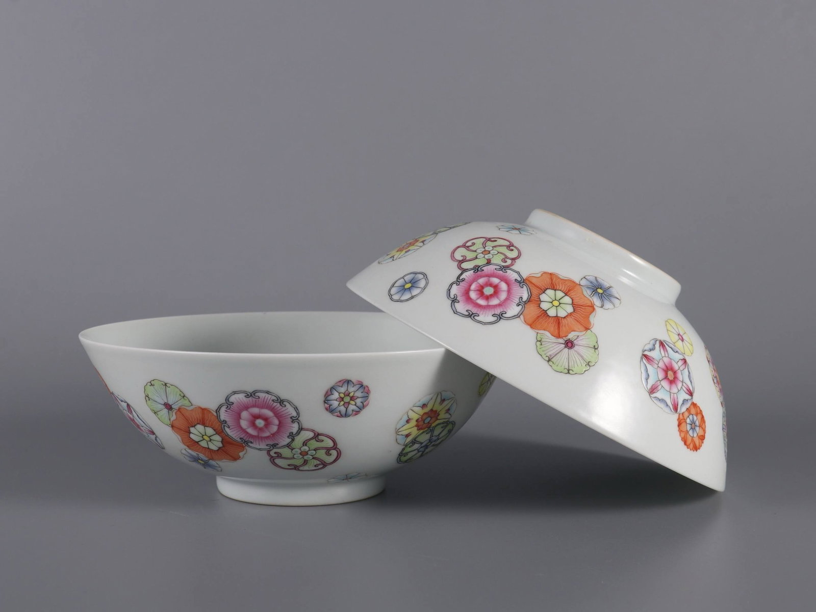 A pair of famille rose bowls with a ball-shaped floral design: A pair of famille rose bowls with a ball-shaped floral design, made during the Yongzheng period of the Qing dynasty. Dimensions: Height 6 cm, Diameter 15.5 cm.