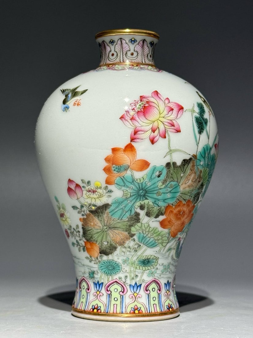 A famille rose lotus pond-themed plum vase with a Qianlong mark (Qing Dynasty).: A famille rose lotus pond-themed plum vase with a Qianlong mark (Qing Dynasty). Height: 12.3cm, Width: 8cm